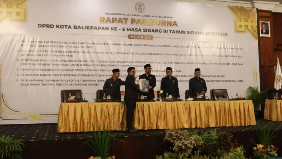 HASIL KERJA: Pansus LKPJ wali kota saat menyerahkan hasil kerja dalam bentuk rekomendasi kepada Pemkot Balikpapan. (ANGGI PRADITHA/KP)