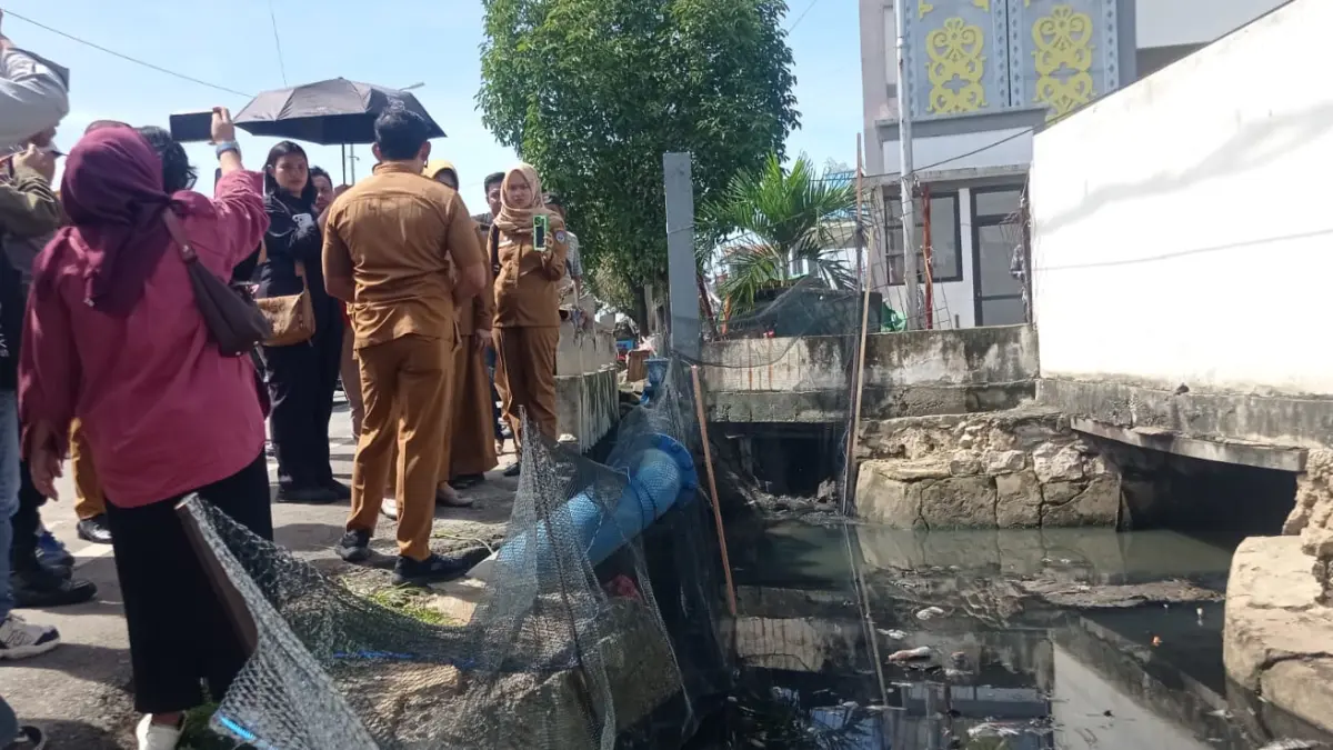 JAGA ESTETIKA KOTA: Wali Kota Bontang Neni Moerniaeni saat memberikan instruksi terkait standardisasi kebersihan lingkungan kepada para camat dan lurah. (FOTO: ADIEL KUNDHARA/KALTIM POST)