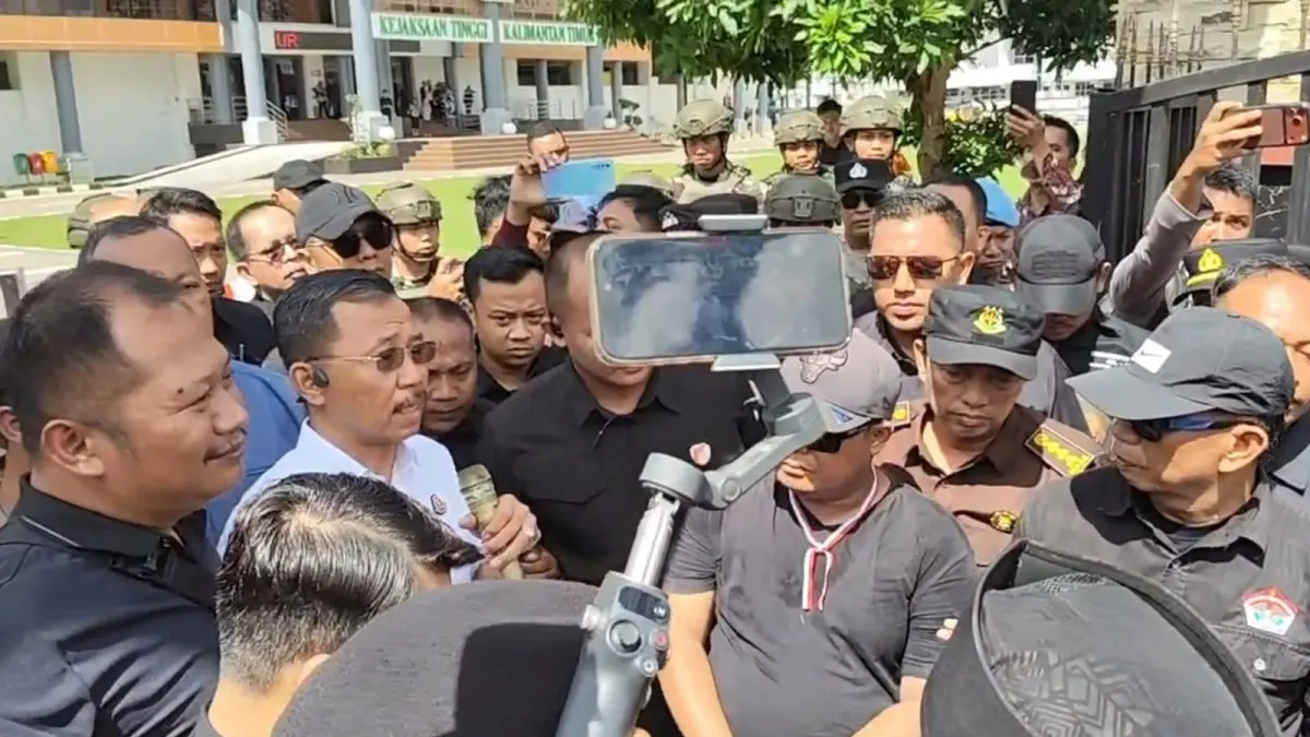 Kajati Kaltim Supardi saat menemui Aliansi Perjuangan Masyarakat Kaltim yang menyerahkan rapor merah Gubernur Kaltim, Kamis (21/5/2026). (Bayu/KP)