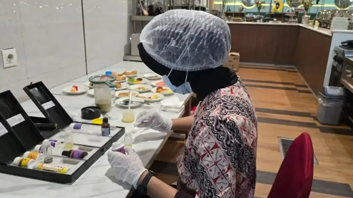KEAMANAN: Petugas Bid Dokkes Polda Kaltim memeriksa kesehatan makanan yang bakal disajikan ke atlet dan pendukungnya.