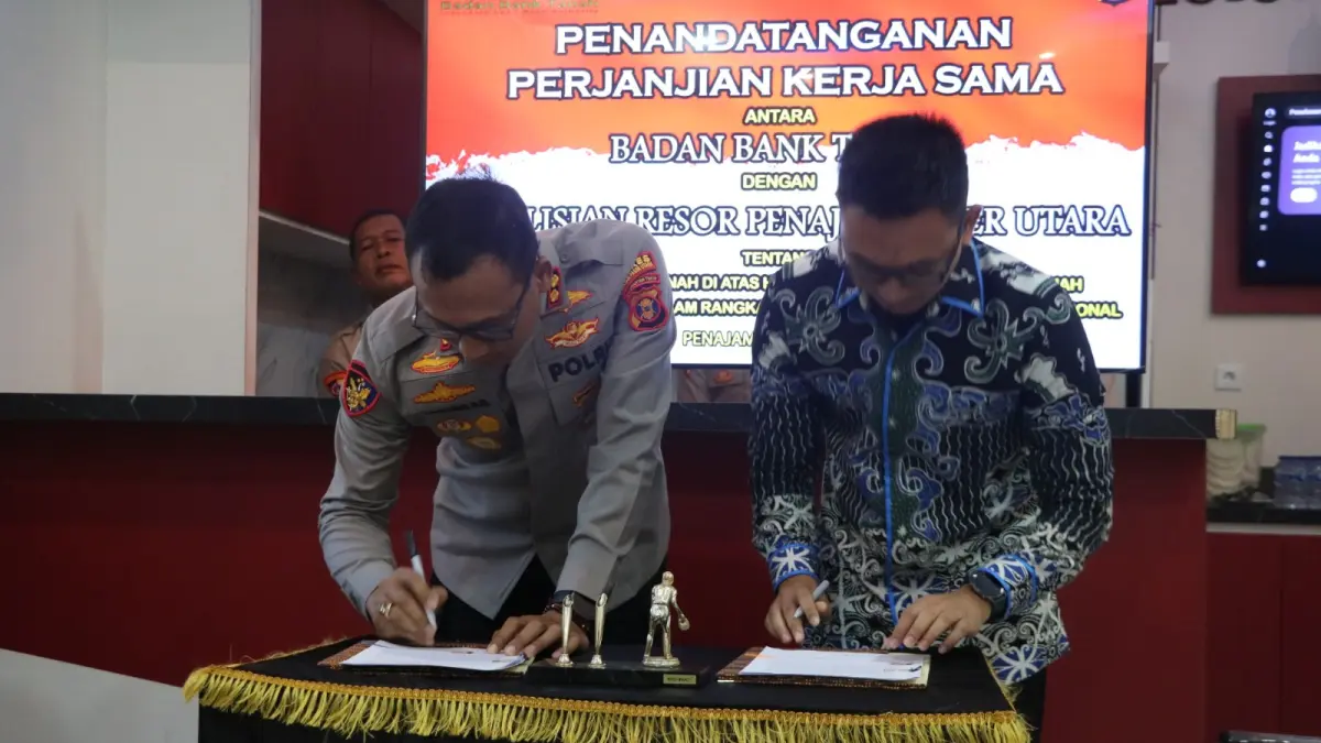 KERJASAMA: Kapolres PPU AKBP Andreas Alek Danantara (kiri) dan Wakil Project Team Leader Badan Bank Tanah Project PPU Andriyansa teken kerja sama pemanfaatan lahan produktif untuk mengamankan pangan IKN. (humas polres ppu)