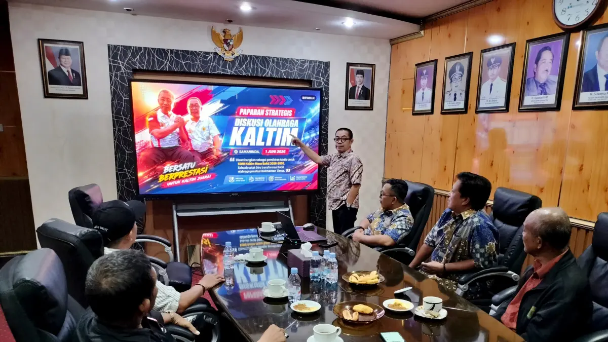 Ketua KONI Kaltim Rusdiansyah Aras bersama jajaran dan perwakilan LeKOP Kaltim saat pertemuan pembahasan rencana diskusi strategis menuju PON 2028 di Samarinda.