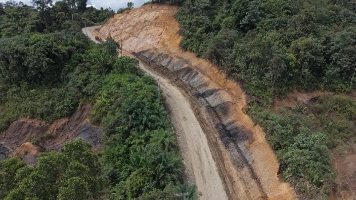 KONEKTIVITAS PERBATASAN: Kondisi terkini ruas jalan di kawasan Gunung Odang, Bentian Besar yang telah merampungkan fase galian pelebaran tebing. Pemotongan bukit ini menjadi solusi teknis untuk memangkas titik rawan kecelakaan. (IST)