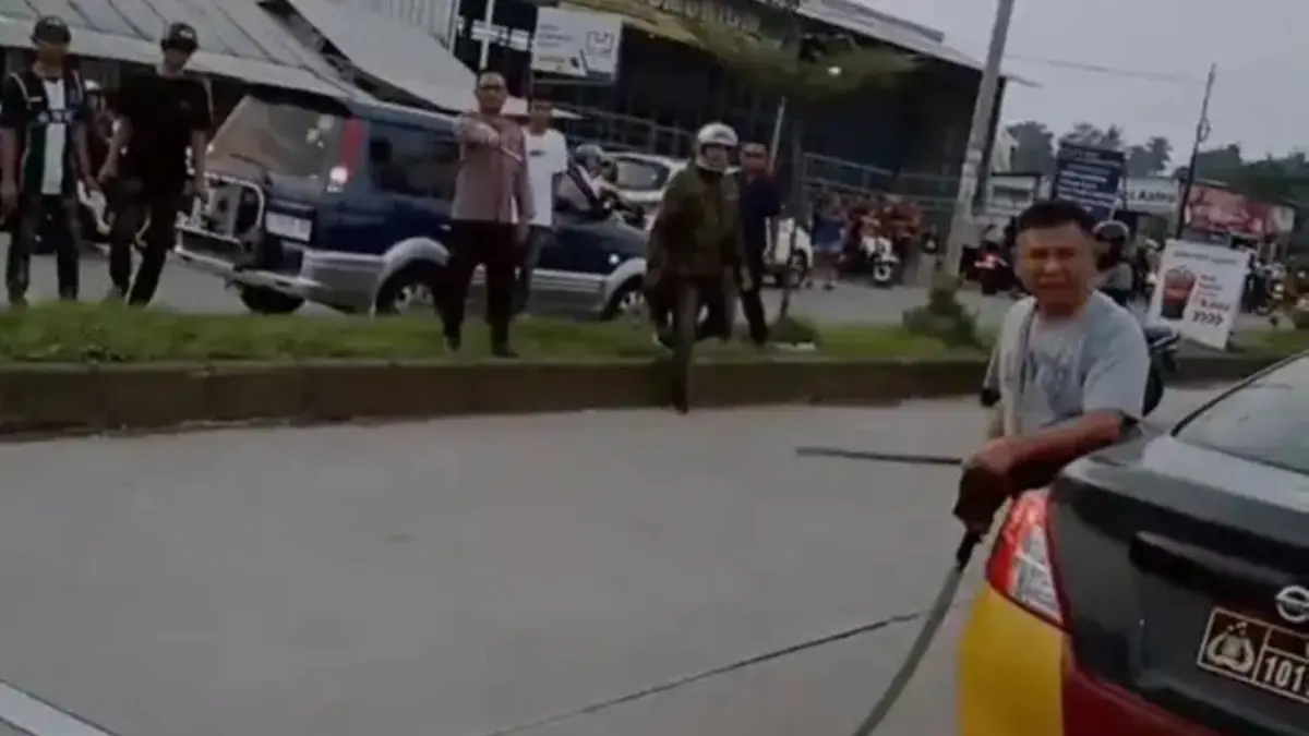 Oknum polisi yang mengamuk sambil membawa samurai di kawasan Tarogong Kaler, Garut, akhirnya diamankan aparat setelah sempat membuat warga panik dan videonya viral di media sosial. (Foto: tangkapan layar video warga)