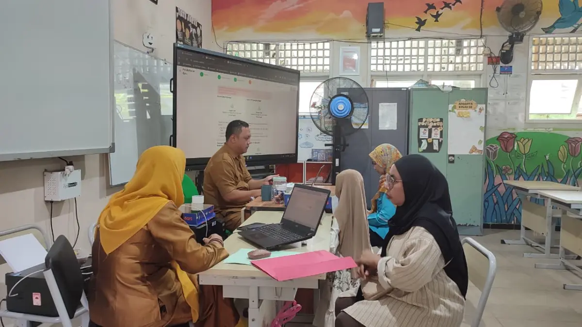 PENERIMAAN MURID BARU: Orangtua calon siswa baru melakukan pendaftaran di SD yang diinginkan pada SPMB tahun ini. ADIEL KUNDHARA/KP