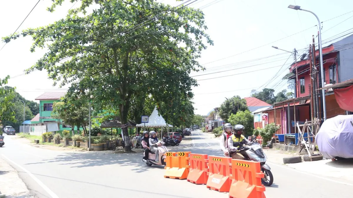 SATU ARAH: Dishub memasang water barrier di Jalan Punai. Pemberlakuan sistem satu arah di jalur alternatif ini untuk mengurai kemacetan dan meminimalisir risiko kecelakaan. (ANGGI PRADITHA/KP)
