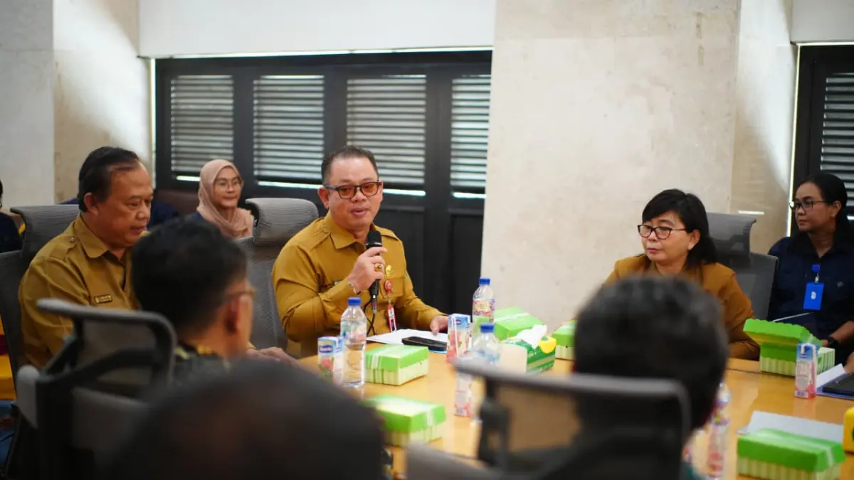 Sekkab Mahulu Stephanus Madang memberikan masukan kepada Tim Kemenkes yang melaksanakan visit site di Balkon Lantai 3 Kantor Bupati, Selasa (12/5) lalu. (JODY KRISTIANTO/KP)