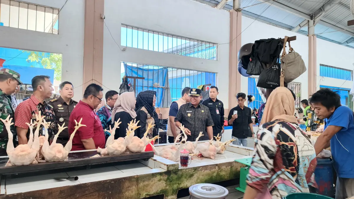 SIDAK BAPOKTING: Wakil Wali Kota Samarinda Saefuddin Zuhri bersama OPD terkait meninjau harga kebutuhan pokok menjelang Iduladha 1447 Hijriah, Kamis (21/5).