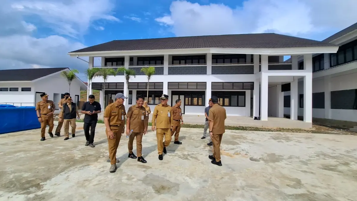 Wakil Wali Kota Balikpapan Bagus Susetyo saat meninjau SD 022 Balikpapan TImur yang siap menerima siswa baru pada Tahun Ajaran 2026/2027. (IST)

&nbsp;