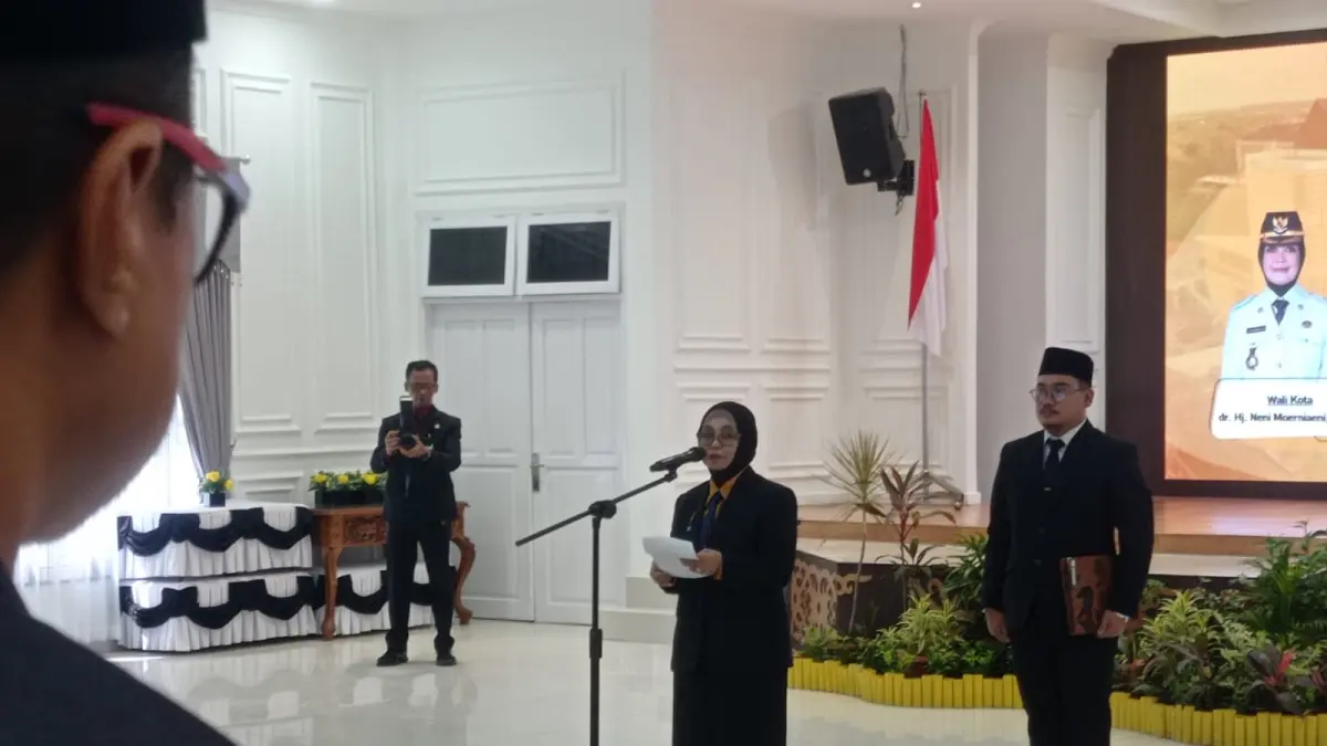TEGAKKAN ATURAN: Wali Kota Bontang Neni Moerniaeni saat melakukan rotasi jabatan pimpinan tinggi pratama di lingkungan Pemkot Bontang. Salah satu posisi strategis yang dirombak adalah Kepala Satuan Polisi Pamong Praja (Satpol PP). (FOTO: ADIEL KUNDHARA/KALTIM POST)