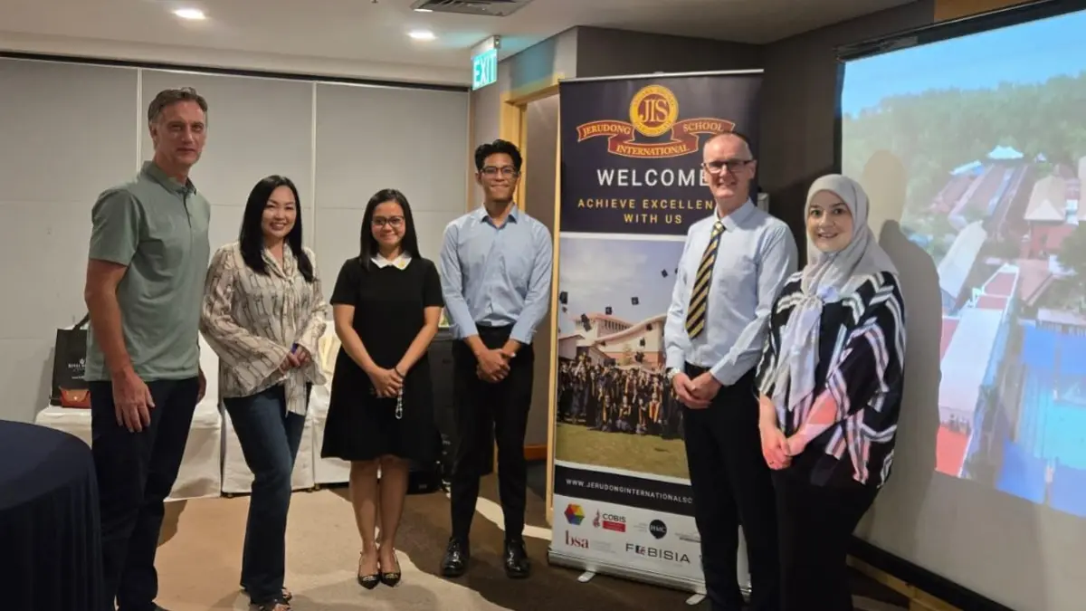 ADA PENERBANGAN LANGSUNG: Director of Enrichment & Operations Jerudong International School Justin Harris(dua kanan) mengajak masyarakat Kaltim untuk menyekolahkan anaknya di tempat mereka.