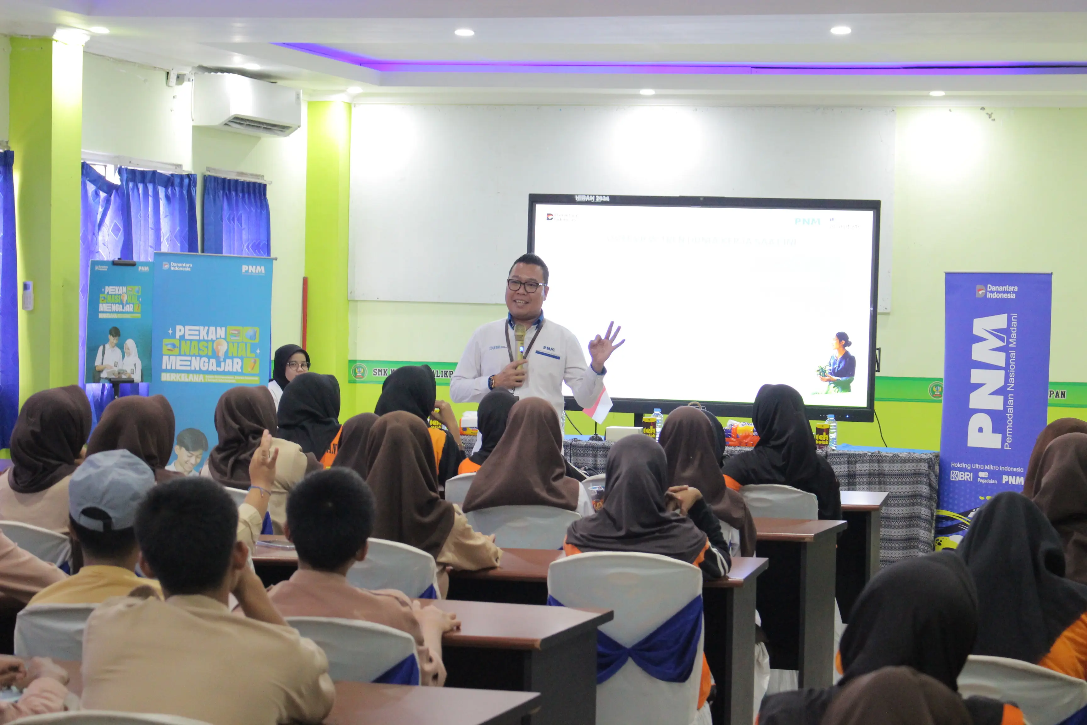 BERNAGI ILMU: Pemaparan Materi oleh Joko Suprianto, S.H., M.M. selaku Pemimpin PNM Cabang Balikpapan dalam agenda PNM Mengajar. 