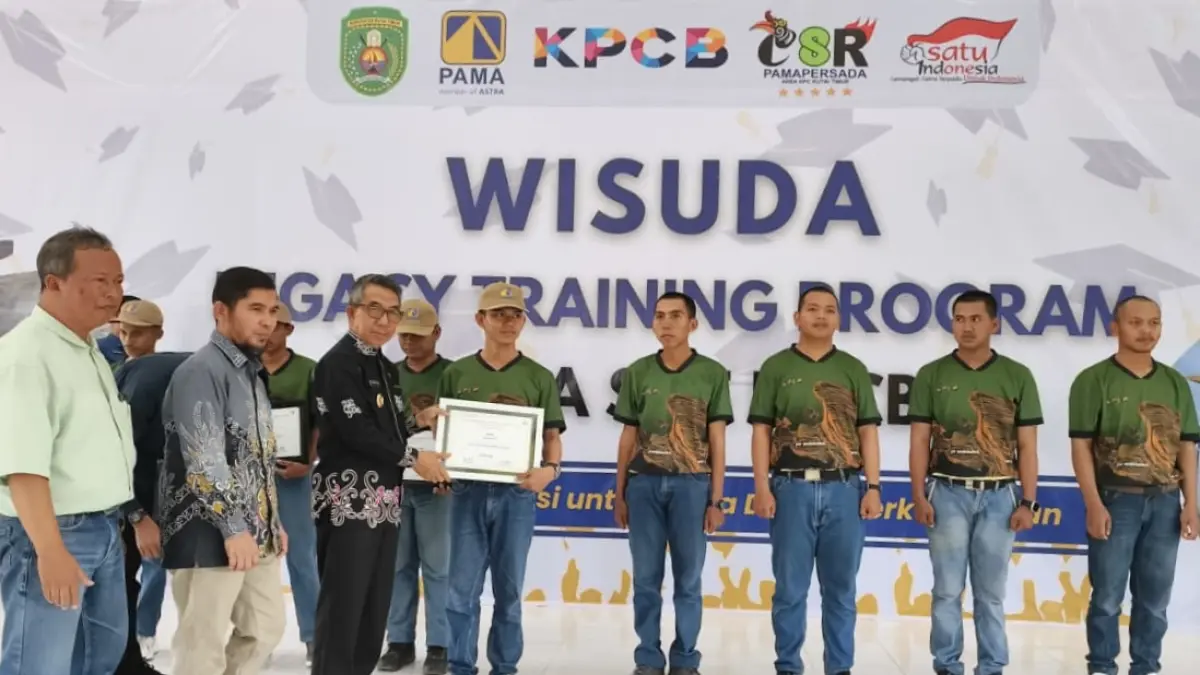 DIBEKALI: Bupati Kutim Ardiansyah Sulaiman saat menyerahkan piagam kepada para peserta. (JUFRIADI/KP)