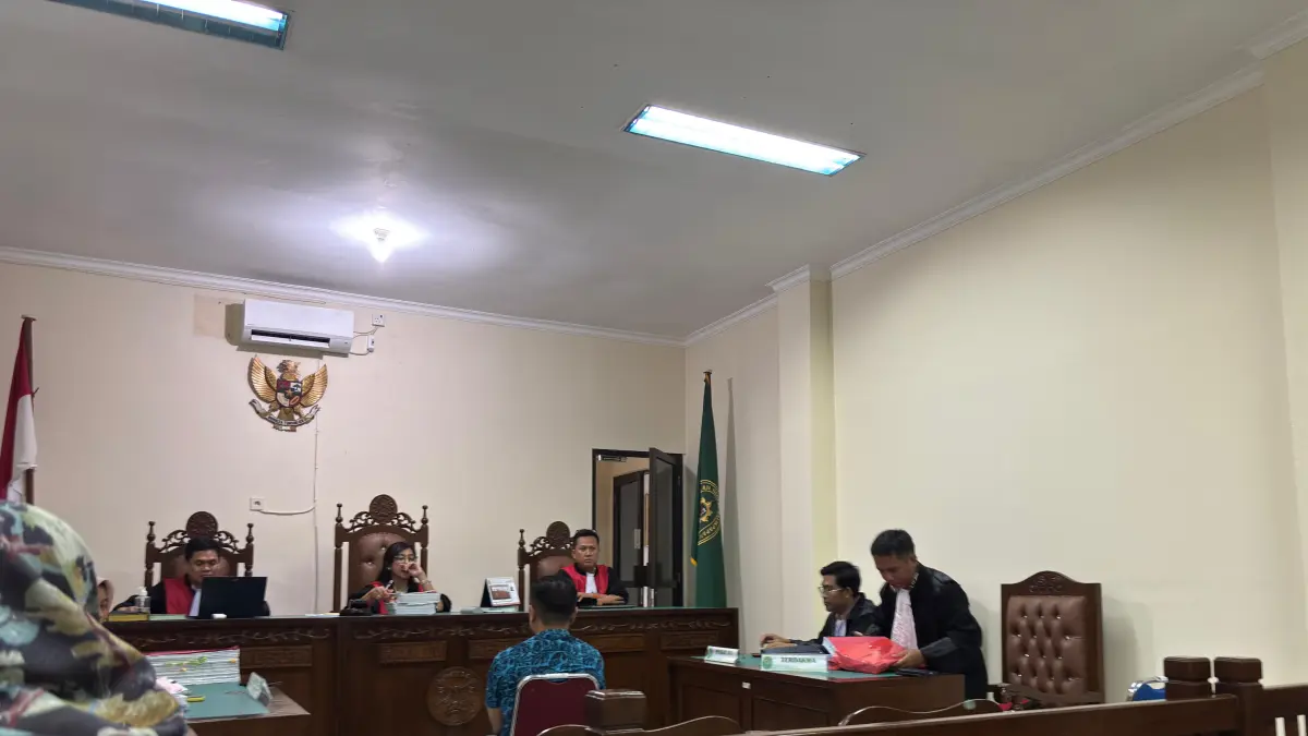 DICECAR HAKIM: Terdakwa Handy Aliansyah dicecar hakim dalam sidang keenam dugaan penggelapan sengketa bisnis solar, di PN Balikpapan Balikpapan, Kamis (21/5).