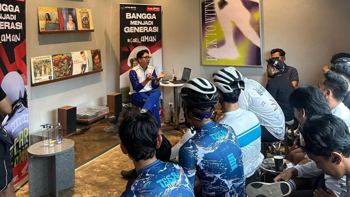 Instruktur Astra Motor Kaltim 2 memberikan edukasi safety riding kepada komunitas Pancal Bike Samarinda dalam kampanye #Cari_Aman. (*)