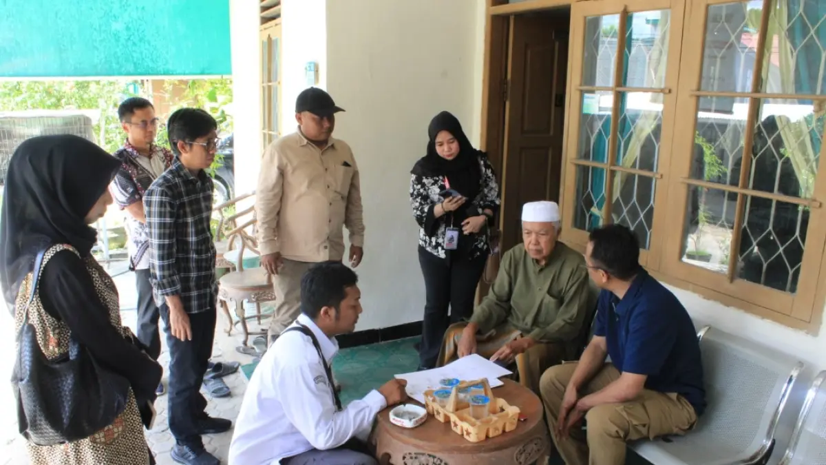 KAWAL HAK PILIH: Anggota Bawaslu Kaltim bersama tim pengawas saat melakukan pengawasan melekat terhadap proses pencocokan dan penelitian data pemilih berkala triwulan II yang digelar KPU Samarinda, Kamis (21/5).