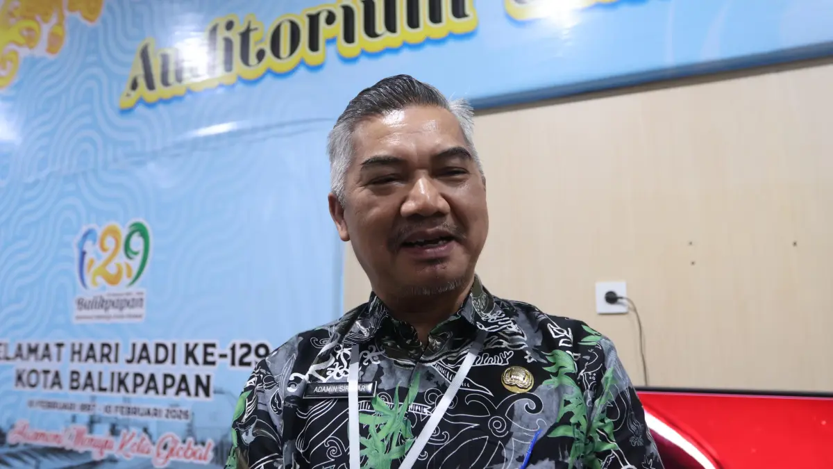 Kepala Disnaker Balikpapan Adamin Siregar saat diwawancarai media. ANGGI PRADITHA/KP