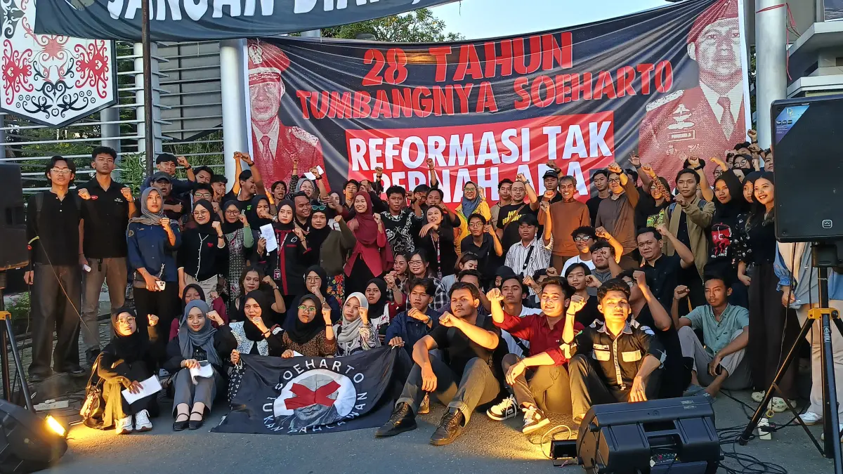 MERAWAT INGATAN KOLEKTIF: Berbagai elemen mahasiswa dan masyarakat sipil saat menggelar aksi refleksi 28 tahun reformasi di depan gerbang Universitas Mulawarman (Unmul) Samarinda, Kamis (21/5).