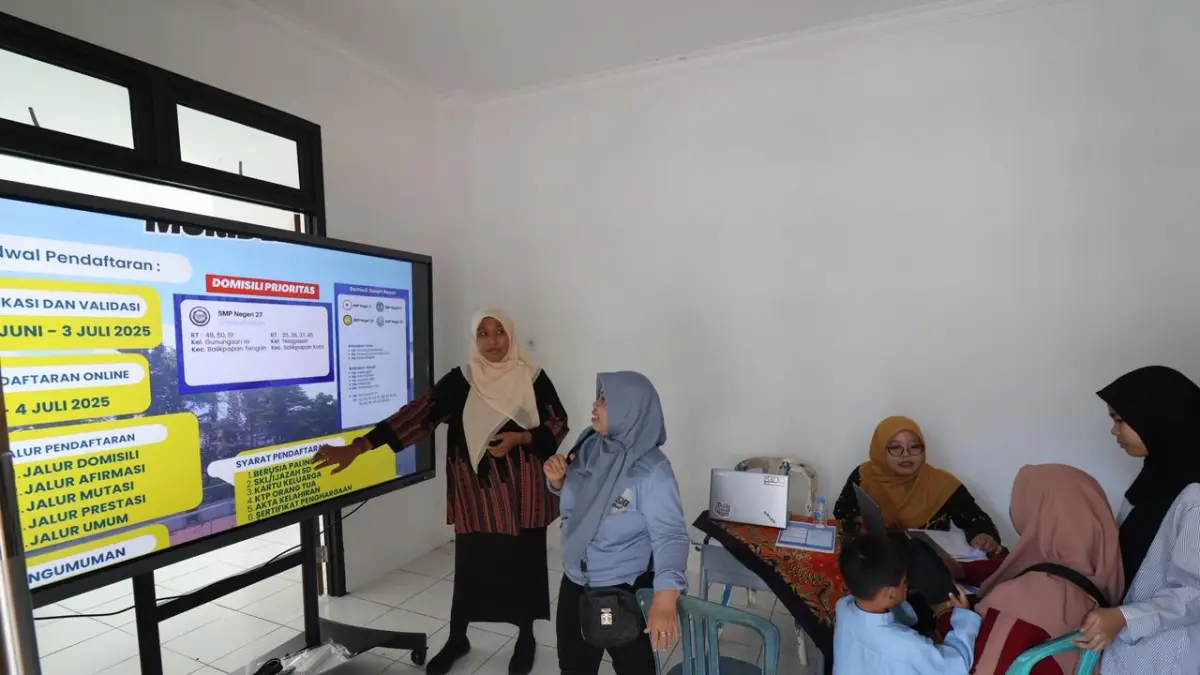 PENDIDIKAN: Aktivitas orang tua siswa saat mempelajari berkas persyaratan penerimaan siswa baru Tahun Ajaran 2025/2026 di SMP 27. (ANGGI PRADITHA/KP)