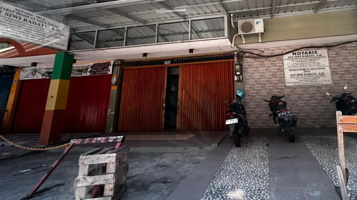 PENGGELAPAN: Kantor notaris Sat Siwi di kawasan Balikpapan Permai yang diadukan korban karena diduga menggelapkan uang miliaran rupiah untuk kepengurusan balik nama, AJB, pajak dan jasa.