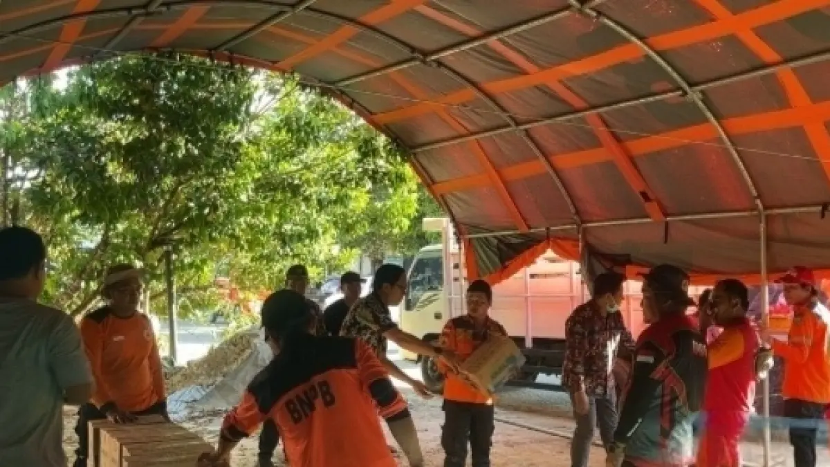 Penyaluran bantuan oleh Pemkab Kutai Barat melalui BPBD Kubar kepada warga terdampak banjir di Kecamatan Tering dan Long Iram.