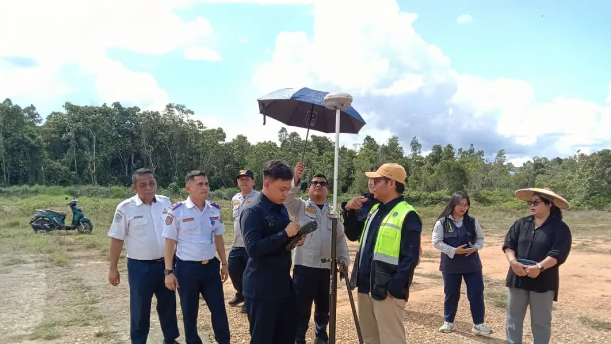 Petugas Otoritas Bandar Udara Wilayah VII melakukan pengecekan runway Bandara Uyang Lahai beberapa waktu lalu sebagai bagian evaluasi operasional bandara perintis di Kutai Timur. (IST)

&nbsp;