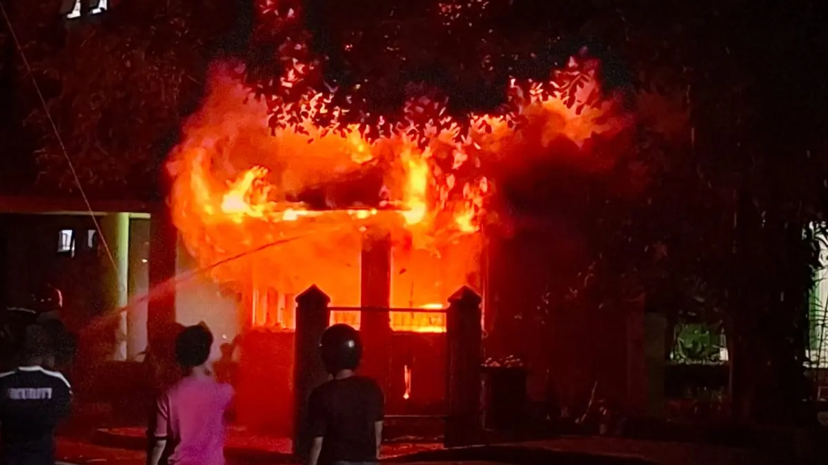 Polisi masih menyelidiki oknum mahasiswa yang melakukan pembakaran saat terjadi kerusuhan di di lingkungan Universitas Syiah Kuala, Kamis (21/5). (FOTO: IST)