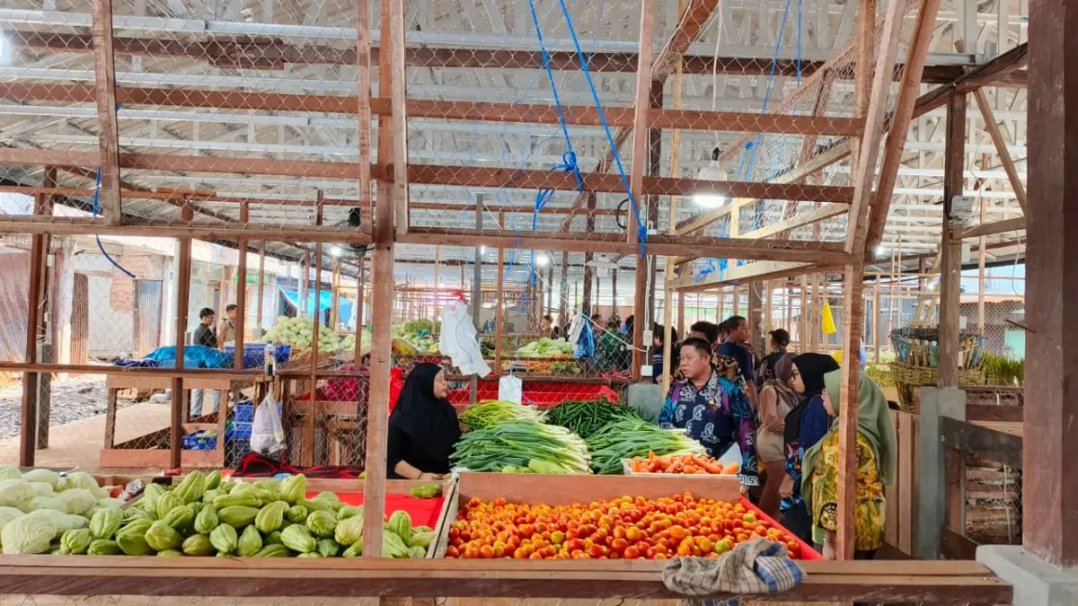 PULIH KEMBALI: Bangunan semi permanen los sayur Pasar Segiri Samarinda mulai ditempati pedagang pascakebakaran yang terjadi beberapa waktu lalu. (HAFIZ/KP)

&nbsp;

&nbsp;