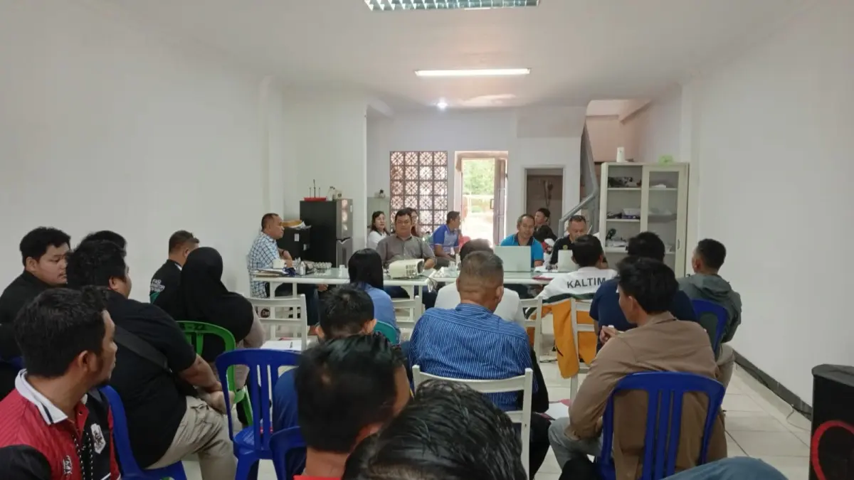 RAPAT: Rapat koordinasi pengurus cabor dan pendataan atlet di Sekretariat KONI Kubar. (SUNARDI/KP)