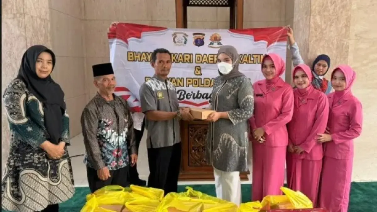 SALURKAN: Polwan dan Bhayangkari Daerah Kaltim salurkan Alquran di masjid sebagai wujud peduli pembelajaran.