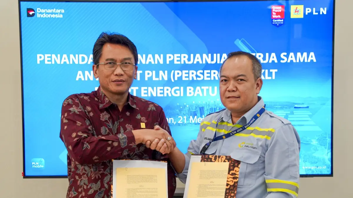 SEPAKAT: General Manager PLN UIP KLT Basuki Widodo (kiri) bersama Kepala Teknik Tambang PT Energi Batu Hitam menunjukkan dokumen kerja sama dukungan pembangunan SUTT 150 kV Melak–Kotabangun.