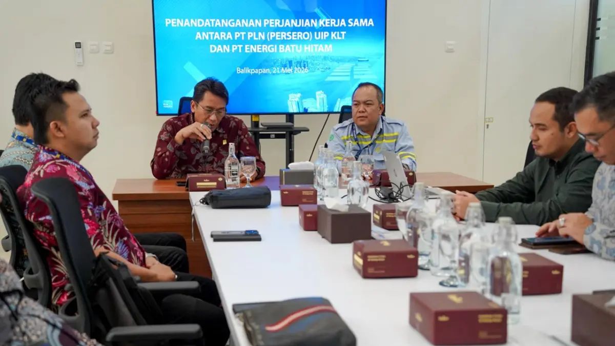 TANDA TANGAN: Manajemen PLN UIP KLT bersama PT Energi Batu Hitam menggelar penandatanganan Perjanjian Kerja Sama di Ruang Rapat Kantor PLN UIP KLT, Balikpapan, Kamis (21/5).