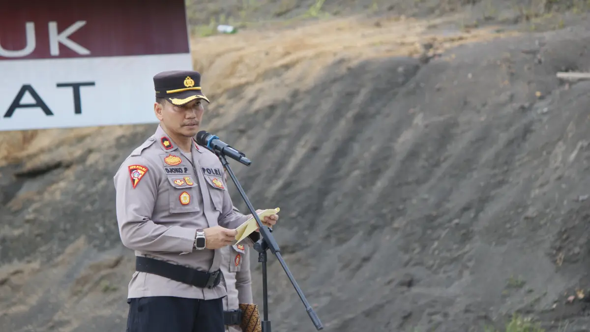 Wakapolres Mahulu Kompol Djoko Purwanto saat memimpin apel gelar pasukan di Mako Polres Mahulu, Jumat (22/5). (IST)

&nbsp;

&nbsp;