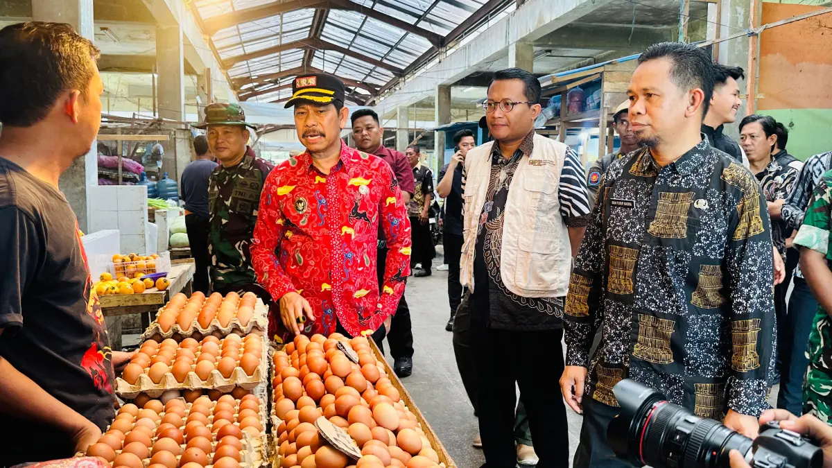 Waris Muin (baju merah) didamping Krisna Aditama (rompi putih serta M Yusuf Basra melakukan sidak di Pasar Induk Nenang, Kamis (21/5/2026). (IST)