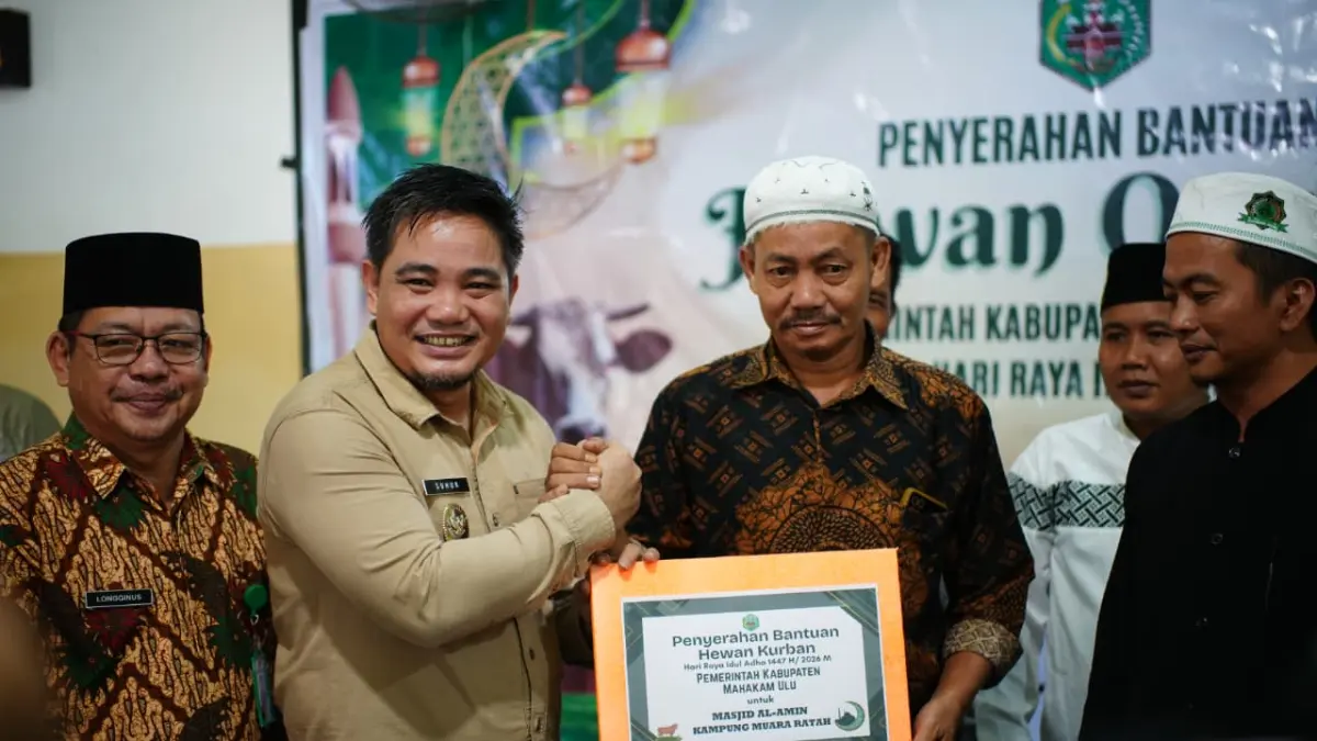 BANTUAN: Wakil Bupati Suhuk memberikan bantuan kurban kepada perwakilan masjid-masjid di Masjid Baitul Mutaqqin, Sabtu (23/5). (JODY KRISTIANTO/KP)