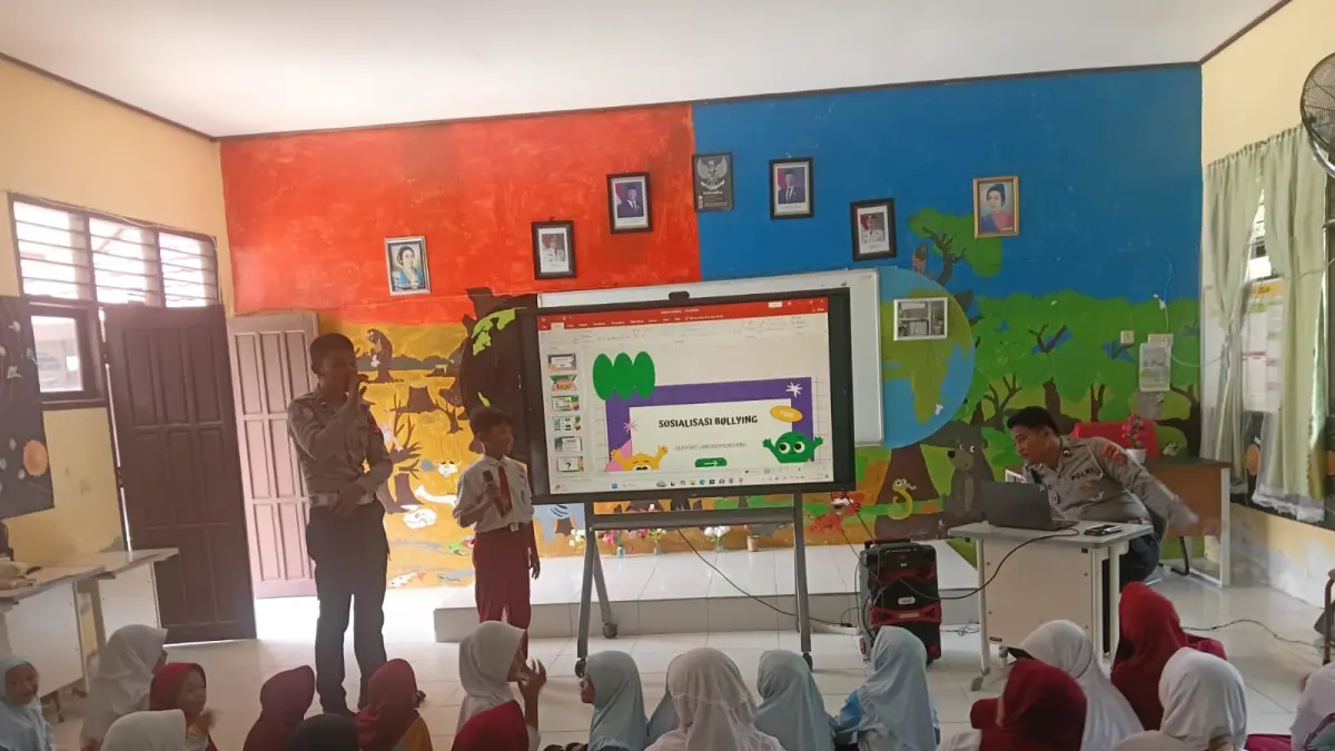 BULLYING: Petugas Satlantas Polres PPU saat memberikan pemahaman bahaya perundungan di depan murid SD.(humas polres ppu)