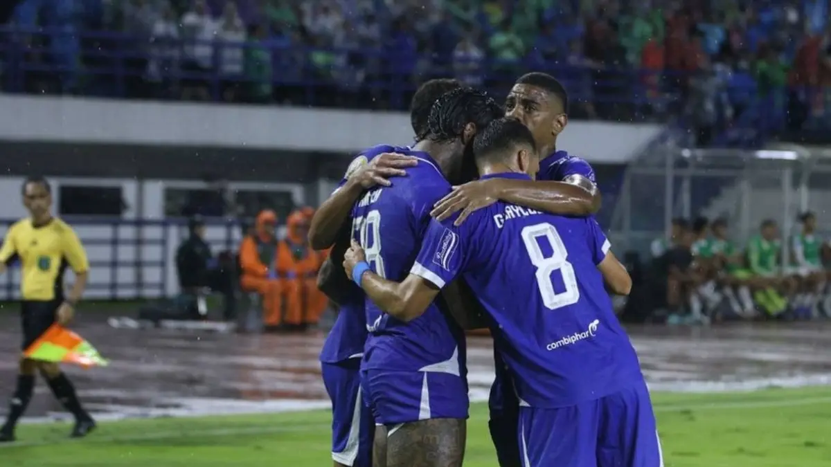 Persib Bandung memastikan gelar juara Liga Super 2025/2026 usai bermain imbang tanpa gol melawan Persijap Jepara, Sabtu (23/5). Hasil tersebut mengantar Maung Bandung mencetak sejarah sebagai tim pertama yang meraih hattrick juara Liga Indonesia. (FOTO: IST)