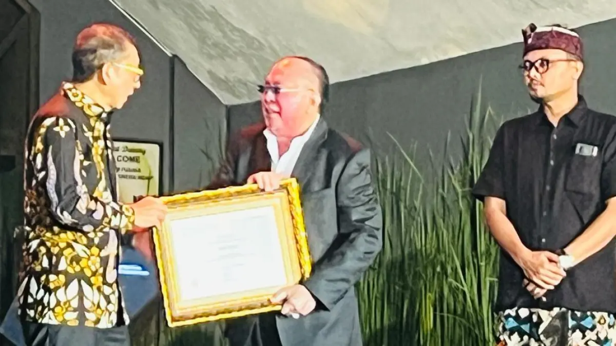 Ismael Thomas (tengah) menerima penghargaan Anugerah Naga Sasra dari SNKI.