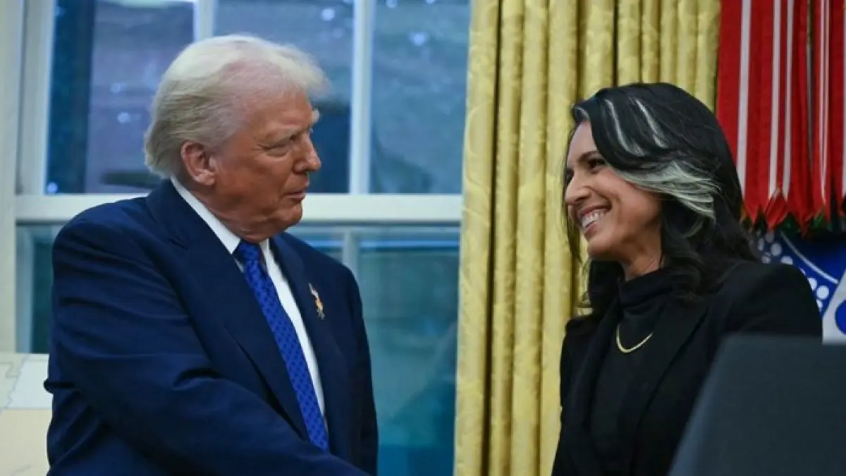 JABAT TANGAN: Presiden AS, Donald Trump saat berjabat tangan dengan Tulsi Gabbard, direktur Intelijen Nasional AS yang kini diisukan mundur.(AFP)

