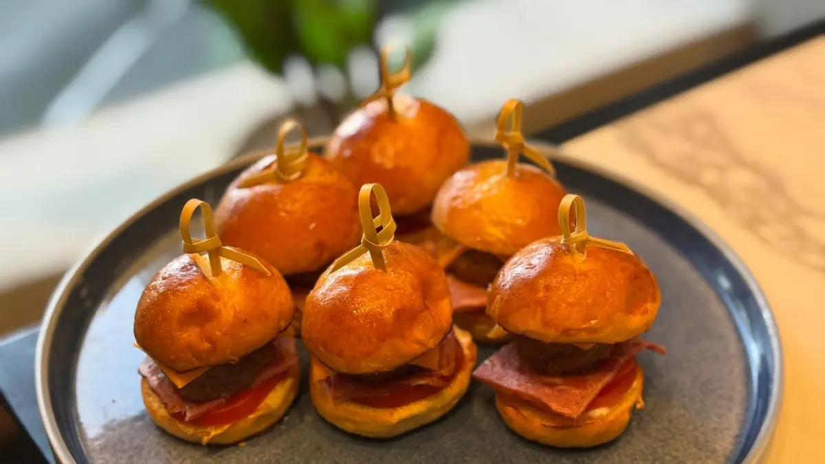 MINI: Australian beef slider cocok untuk pencinta makanan gurih. Patty olahan sendiri hadir dengan cita rasa beda.