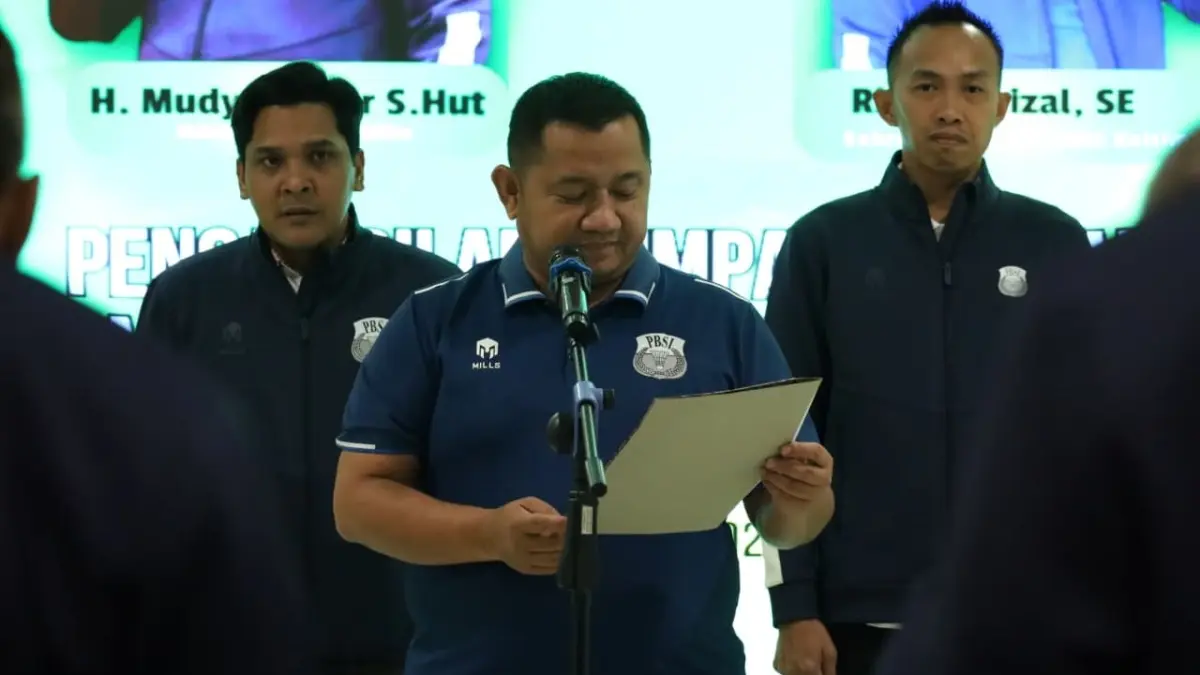 Mudyat Noor (tengah) dalam pelantikan Pengprov PBSI Kaltim di Samarinda.
