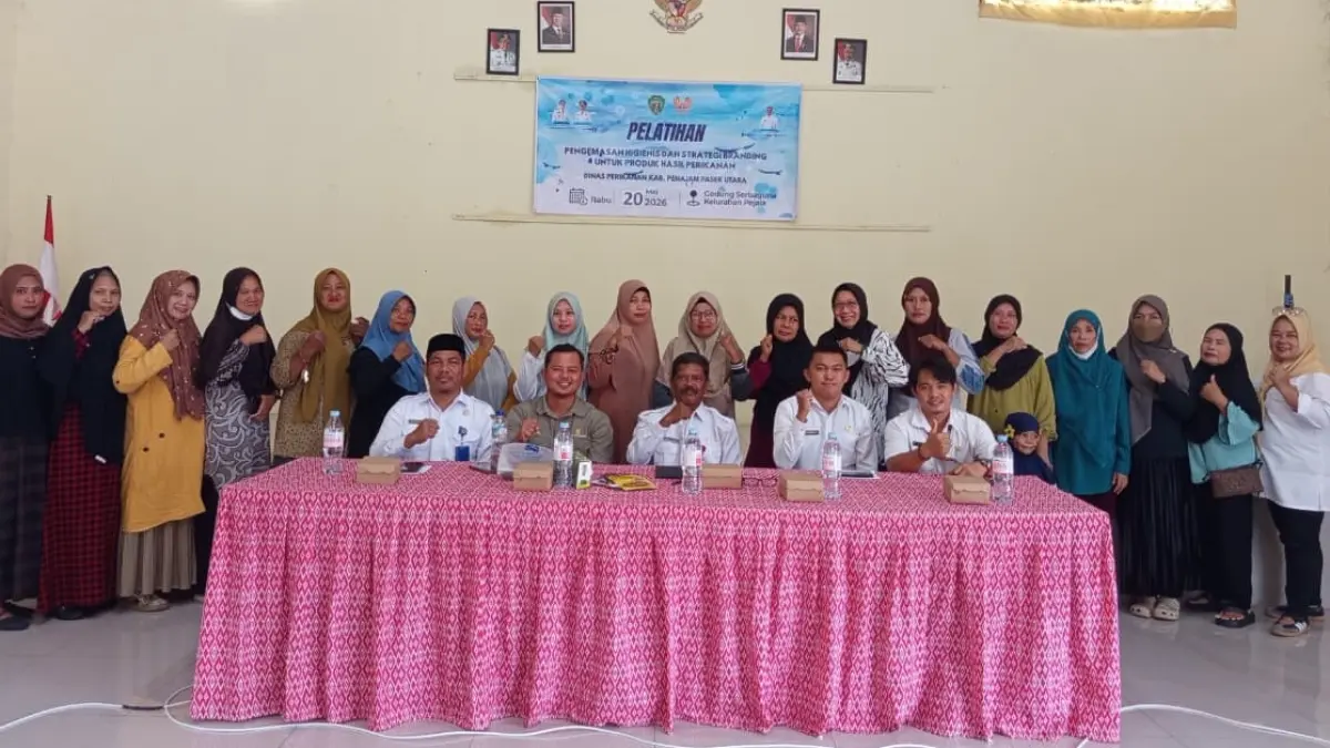 PELATIHAN: Puluhan poklahsar berfoto bersama dalam kegiatan Pelatihan Pengemasan Higienis dan Strategi Branding untuk Produk Hasil Perikanan di Gedung Serbaguna Kelurahan Pejala, Kecamatan Penajam, Rabu (20/5/2026). 