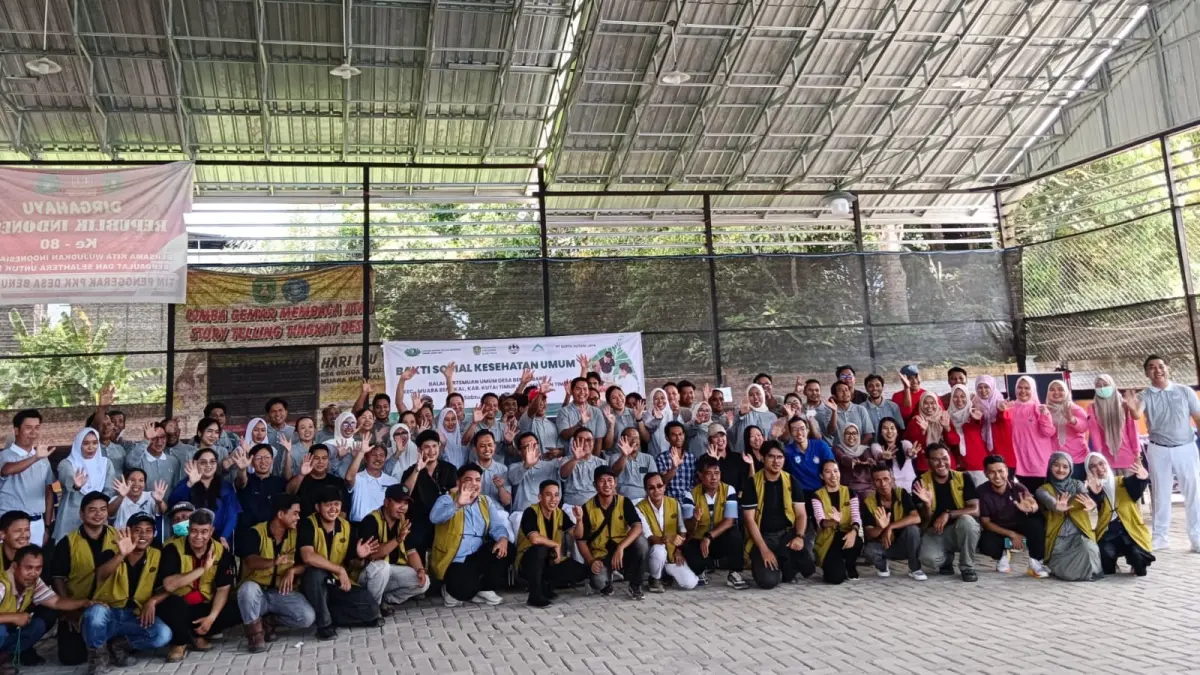 SUKSES: Seluruh relawan yang tergabung kedalam Tzu Chi foto bareng usai sukses menggelar baksos kesehatan umum, Sabtu (23/5). (AKBAR/KP)