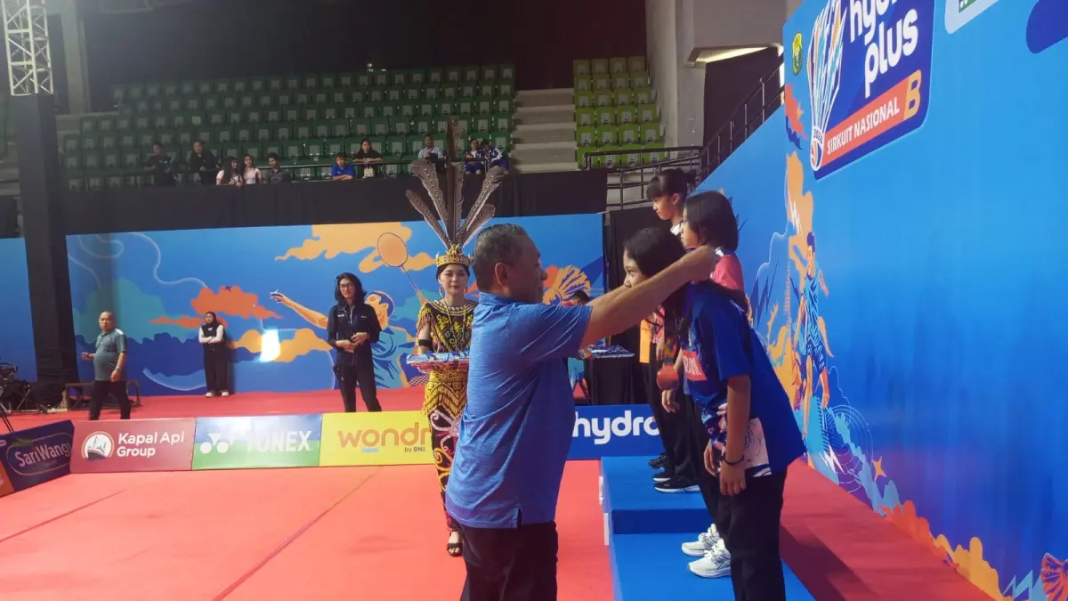 Wakil Ketua I KONI Kaltim Ego Arifin mengalungkan medali kepada salah satu juara pada penutupan Kejuaraan Bulu Tangkis Sirkuit Nasional (Sirnas) B Samarinda 2026 di Gedung Serbaguna Gelora Kadrie Oening, Sabtu (23/5).