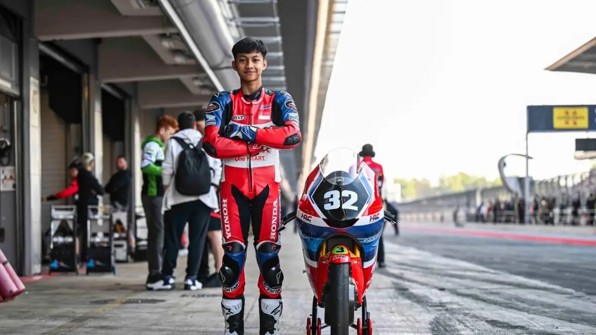 Muhammad Kiandra Ramadhipa akan menjalani tantangan baru pada ajang Moto3 Junior World Championship 2026 yang dimulai akhir pekan ini pada 21-24 Mei 2026, di Sirkuit Barcelona-Catalunya, Spanyol. Ramadhipa akan bersama tim Honda Asia-Dream Racing Junior Team dalam tujuh seri dan 12 balapan. Pebalap berusia 16 tahun ini akan mengendarai Honda NSF250RW dengan nomor balap #32.