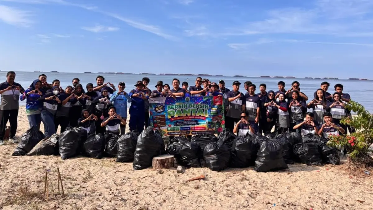 ANTUSIAS: Karyawan Astra Motor Kaltim 1 bersama personel Ditpolairud, jurnalis, dan Gen Z saat menggelar aksi bersih-bersih di Pantai Wisma Segara, Balikpapan, Sabtu (23/5). IST/KP