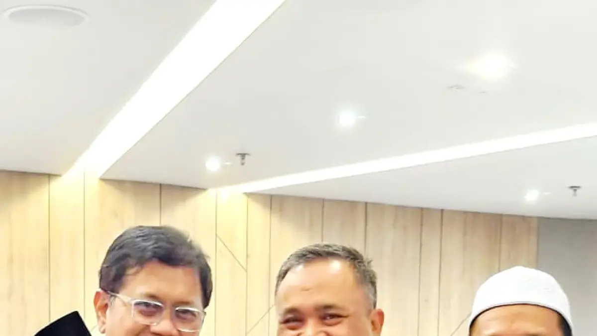 BAHAS: Wakil Menteri Transmigrasi, Viva Yoga Mauladi (kiri) dan Ketua DPC PATRI PPU, Wakidi (tengah), bersama unsur pengurus PATRI Kaltim membahas berbagai persoalan ketransmigrasian di Samarinda.(ist)