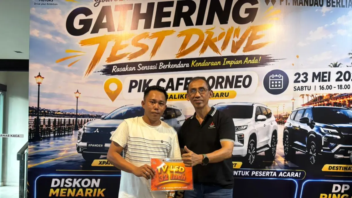BERUNTUNG: Bakhtiar Latief (kiri) bersama salah satu customer yang beruntung mendapatkan doorprize dengan hadiah utama TV LED. (FOTO MARIA/KP)

&nbsp;