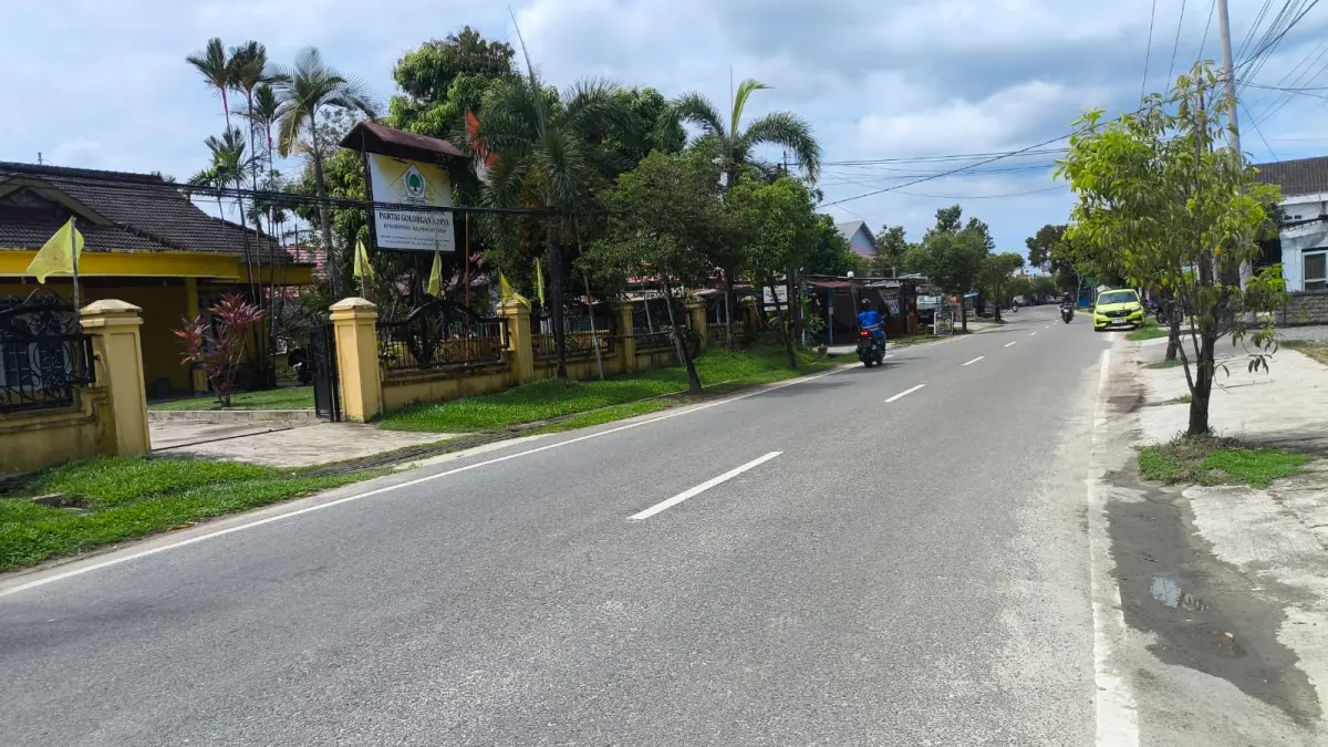 BONGKAR: Pemenang proyek trotoar di Jalan Patimura telah penandatanganan kontrak dengan Dinas PUPRK Bontang. (ADIEL KUNDHARA/KP)

&nbsp;