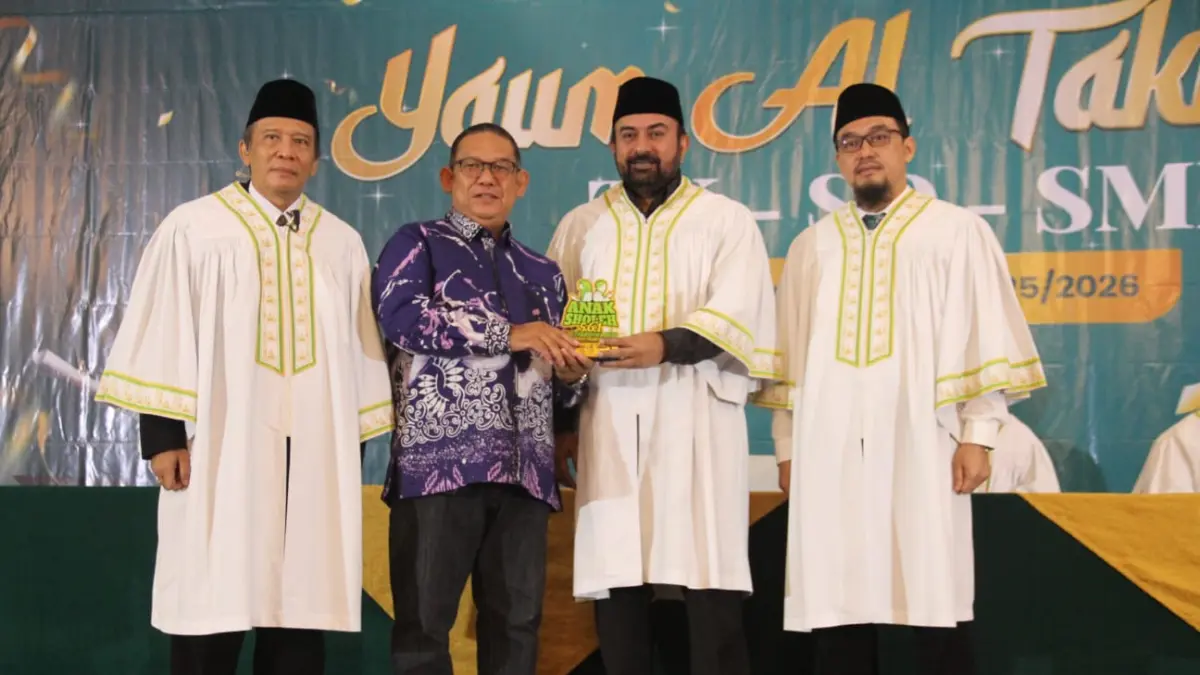 Ketua Yayasan Sekolah Al-Azhar Syifa Budi Samarinda Indra Permana, Ketua Yayasan Budi Mulia, dan Mr Fehmeed Anwar CEO Al-Azhar Syifa Budi Jakarta saat memberikan cenderamata kepada Plt Kadisdik Kota Samarinda Ibnu Araby saat kegiatan Yaum Al-Takharruj. (IST)